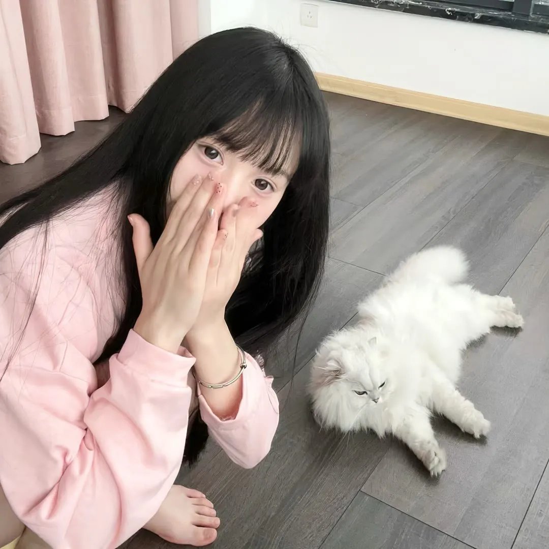 与一位女士合影